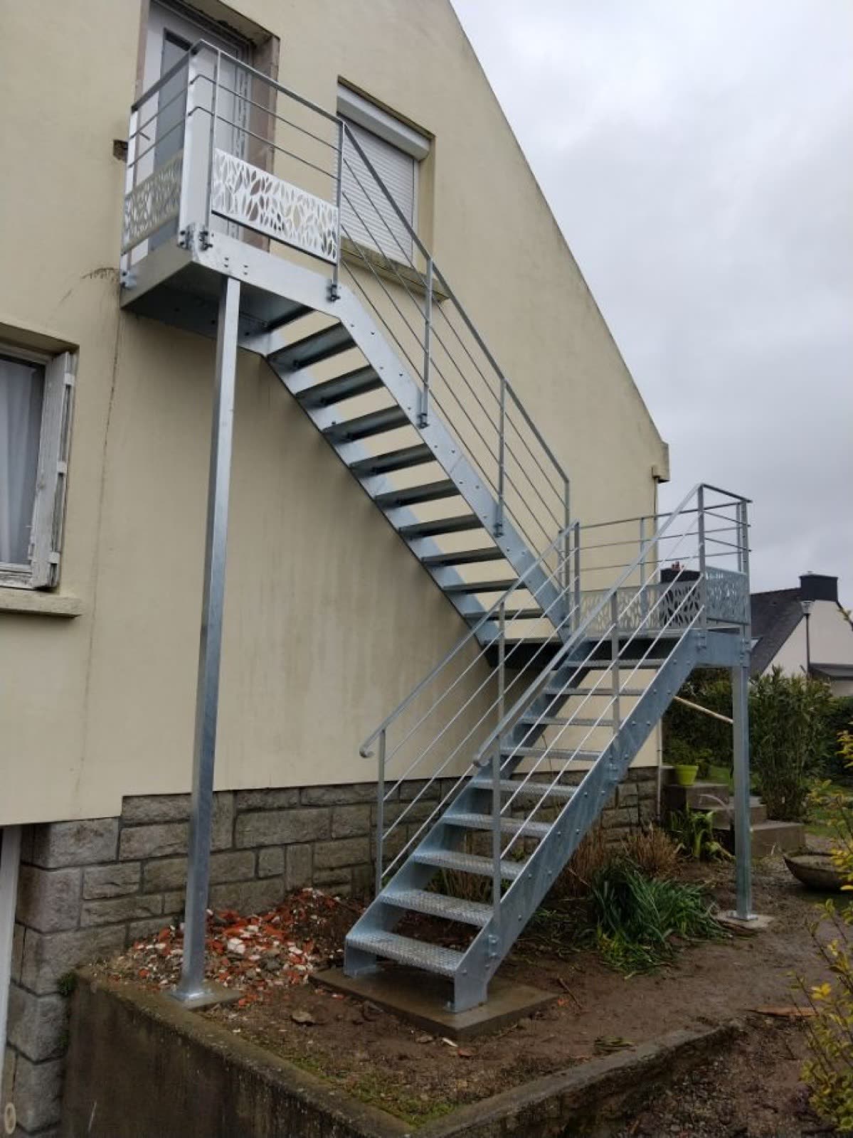 Escalier extérieur galvanisé avec palier