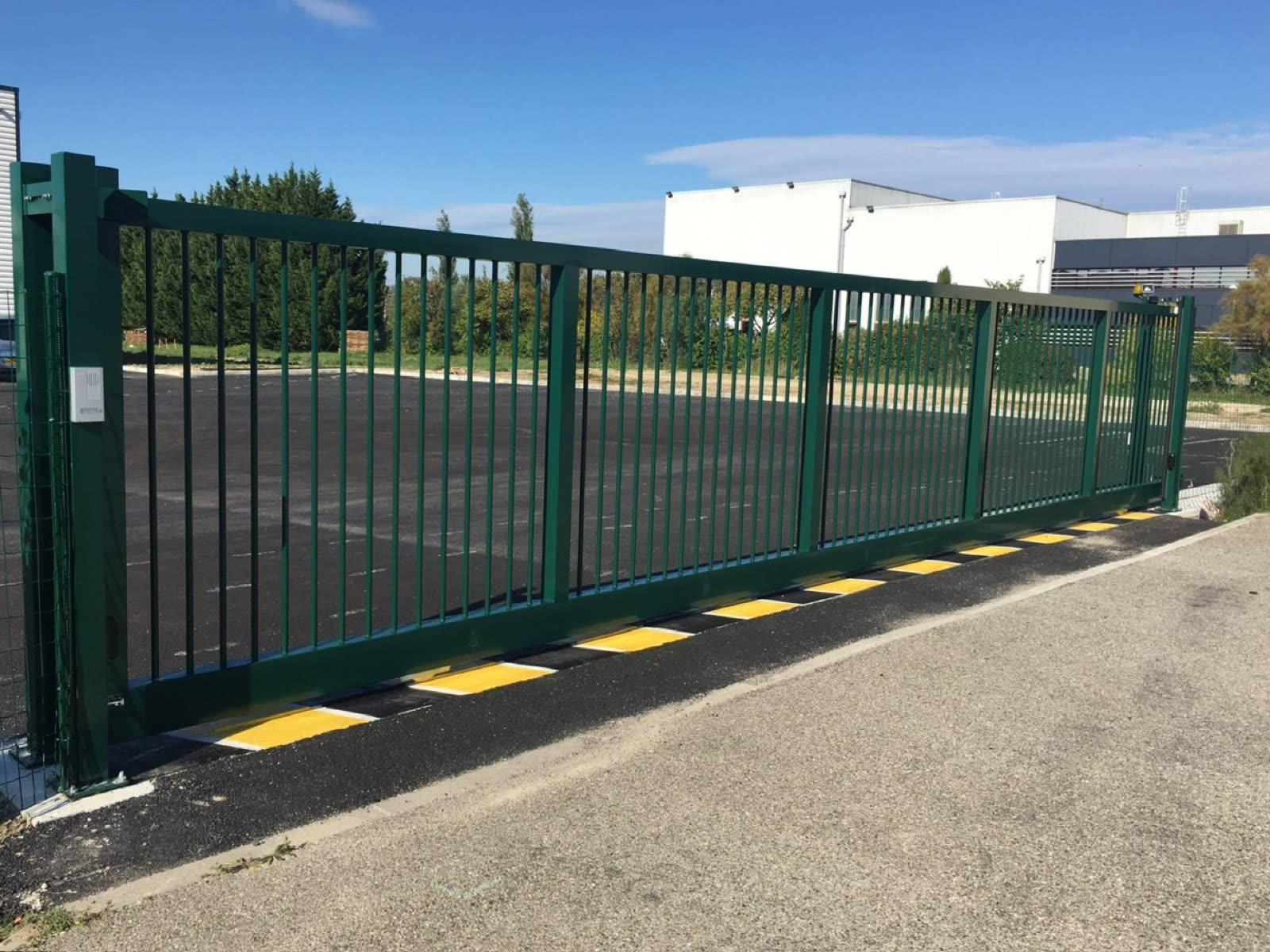 Portail coulissant industriel motorisé